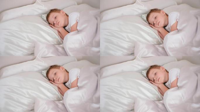 七岁的男孩静静地躺在房间的床上，双手放在头下。