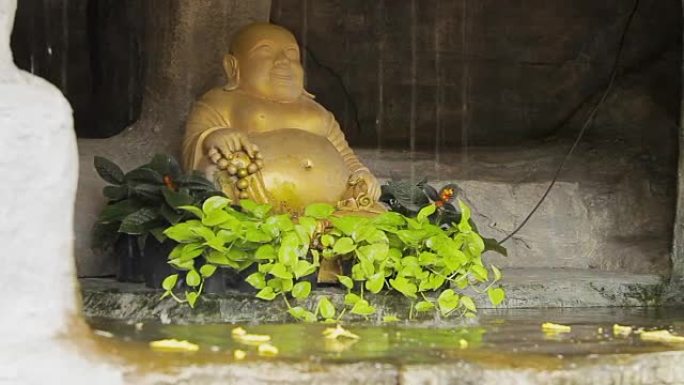有水流的小池塘里的金色佛像。泰国曼谷金山Wat Saket