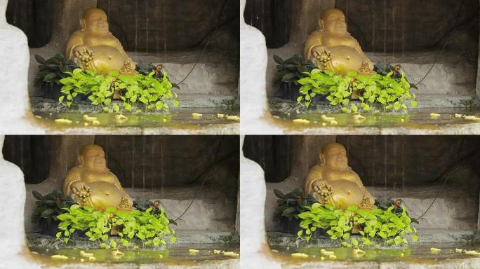 有水流的小池塘里的金色佛像。泰国曼谷金山Wat Saket