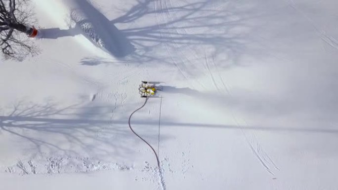 滑雪胜地鸟瞰山上的雪炮。无人机视图雪炮在滑雪山上工作