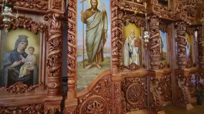 新教堂里漂亮的木制圣像