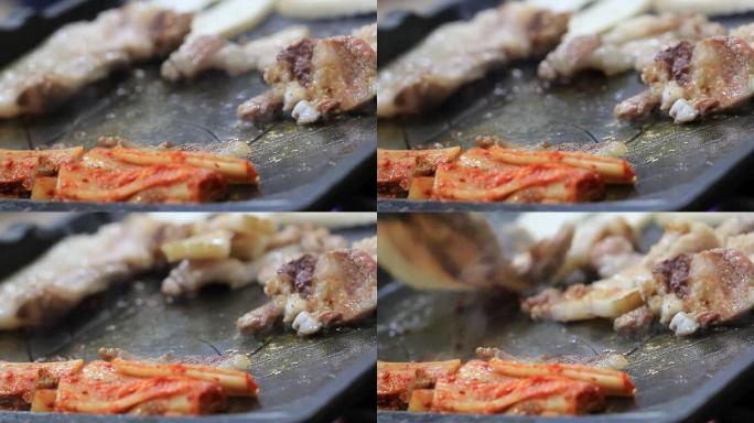 猪肚肉或三层猪肉烧烤被称为Samgyeopsal-Gui，油性食物在韩国烧烤烧烤盘上烹饪，与生菜叶，