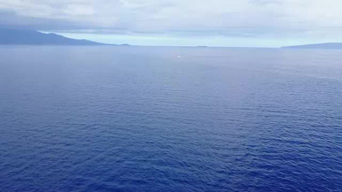 茂宜岛沿海深蓝色水域