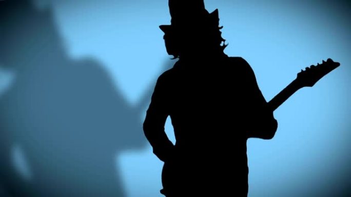 戴帽子的酷酷摇滚吉他手带着他的影子正在蓝色背景上弹奏电吉他