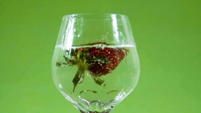 水花落在酒杯中的草莓