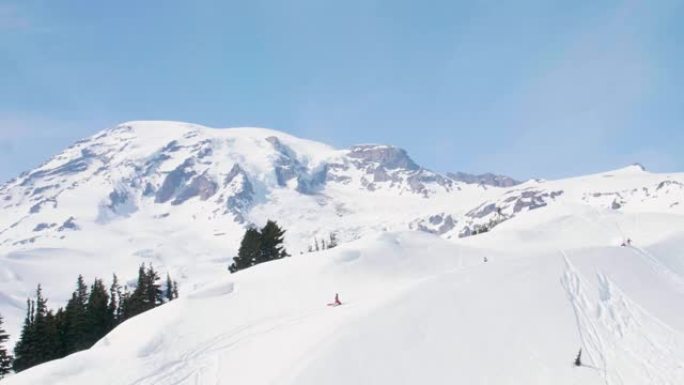 单板滑雪场景单板滑雪运动员跳跃空气后空翻