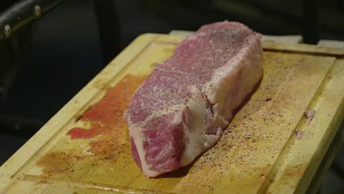 砧板上的生牛肉