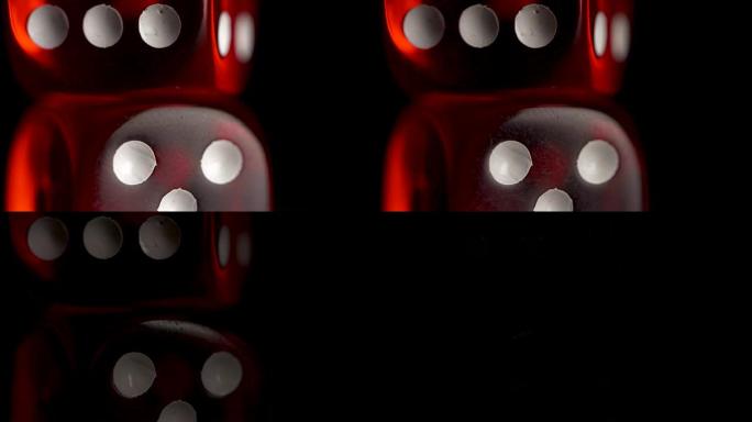 黑色背景上的两个红色赌场丁。带骰子和丝带的铅球眼镜。风险概念-在黑色木制背景下玩骰子。用骰子玩游戏。