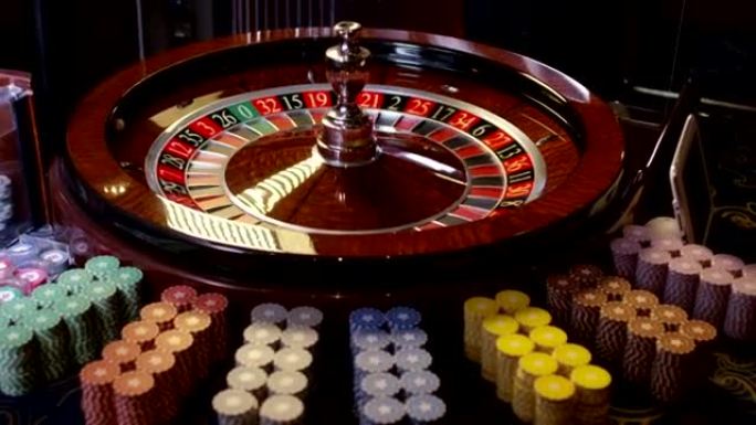 赌场轮盘赌的动作，旋转的轮球。用摄像机运动。用RED EPIC DRAGON电影摄影机慢动作拍摄。