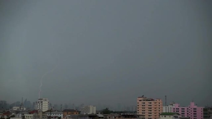 曼谷城市景观上有雷雨云的闪电。