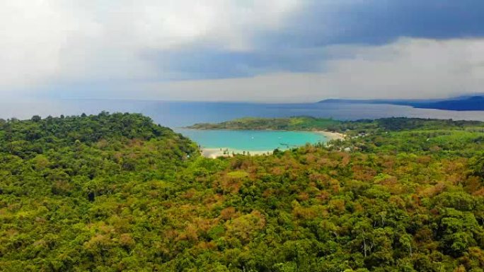 鸟瞰图美丽的热带海滩和岛屿上的椰树海