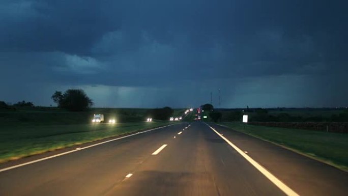晚上开车。黄昏黑暗时刻的道路车辆视点。雷雨随着恶劣天气逼近。4k路上的暴风雨之夜