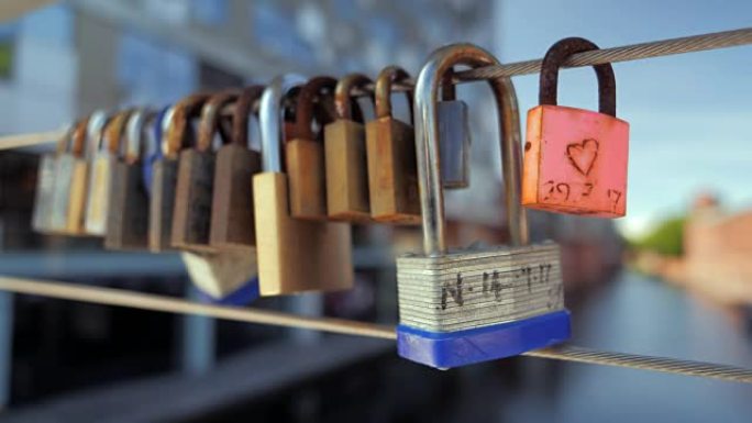 爱在伯明翰运河上的桥上挂锁。