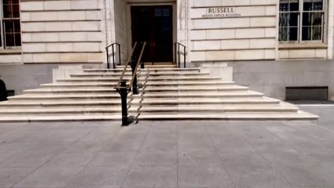 走上华盛顿特区美国参议院罗素办公大楼的台阶