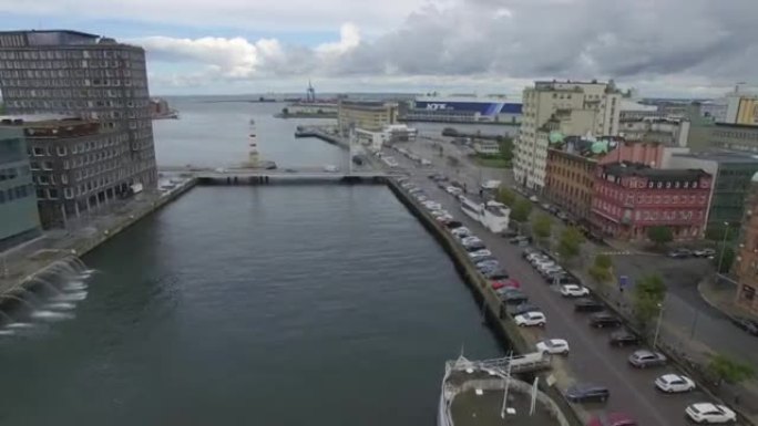 瑞典马尔默市运河的鸟瞰图。无人机在船，港口和大船的背景下飞越运河