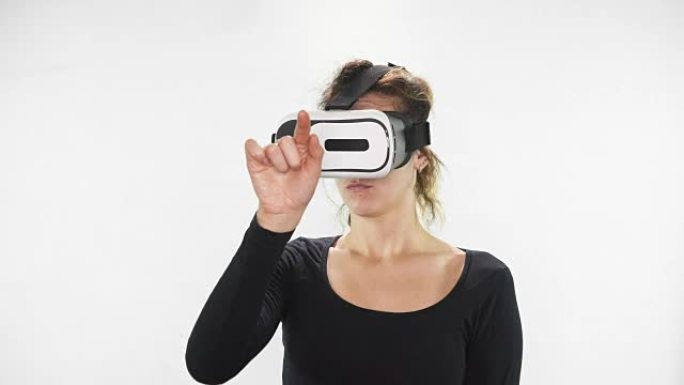 未来就是现在。美丽的年轻女性在vr眼镜玩游戏。美丽的女人用现代虚拟现实眼镜触摸东西