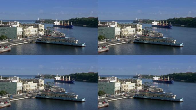 大型货轮驶入古巴哈瓦那港湾