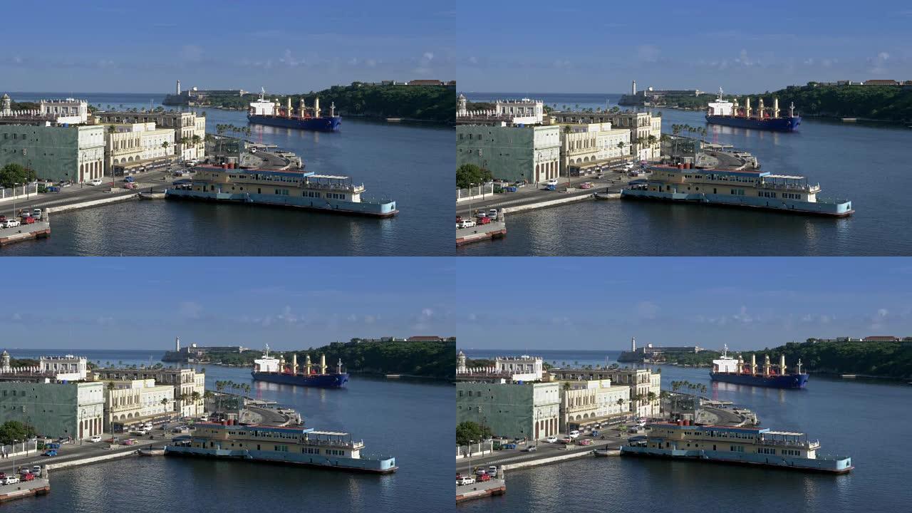 大型货轮驶入古巴哈瓦那港湾