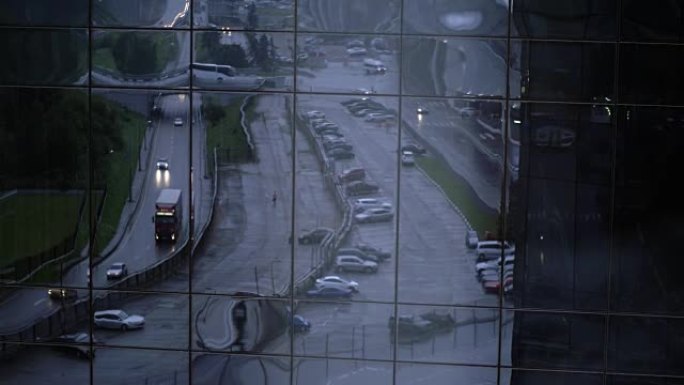 玻璃建筑立面中街道与汽车交通的反射