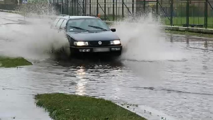 汽车穿越淹没的城市街道