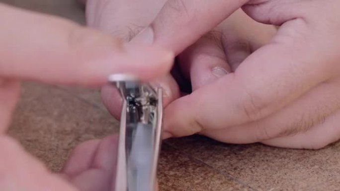 CU: 男人用指甲刀在脚上剪指甲