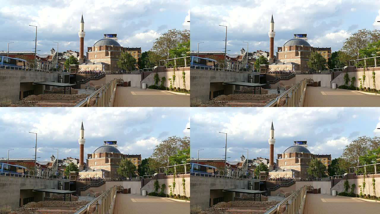 保加利亚索非亚的Banya Bashi清真寺和古老的Serdica遗址。