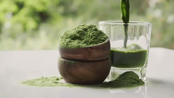 小球藻和大麦草。绿色食品补充剂。健康的生活方式。