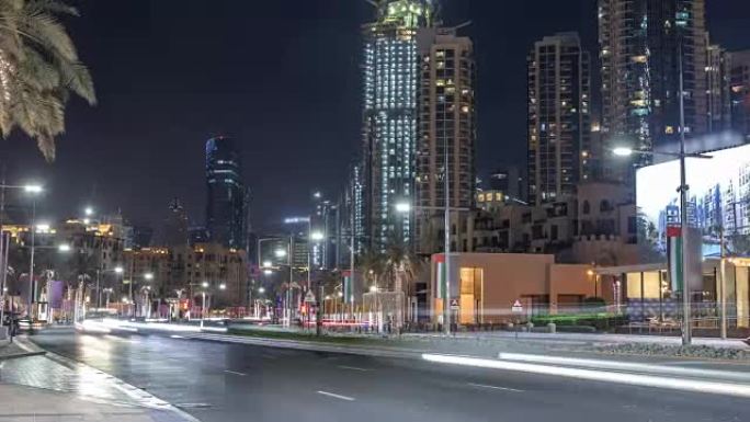 迪拜夜景天际线延时和夜间市区交通高峰时段的街景