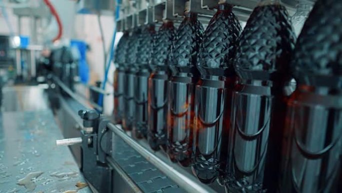 碳酸饮料生产线。瓶装水和苏打水在工厂通过输送机运输