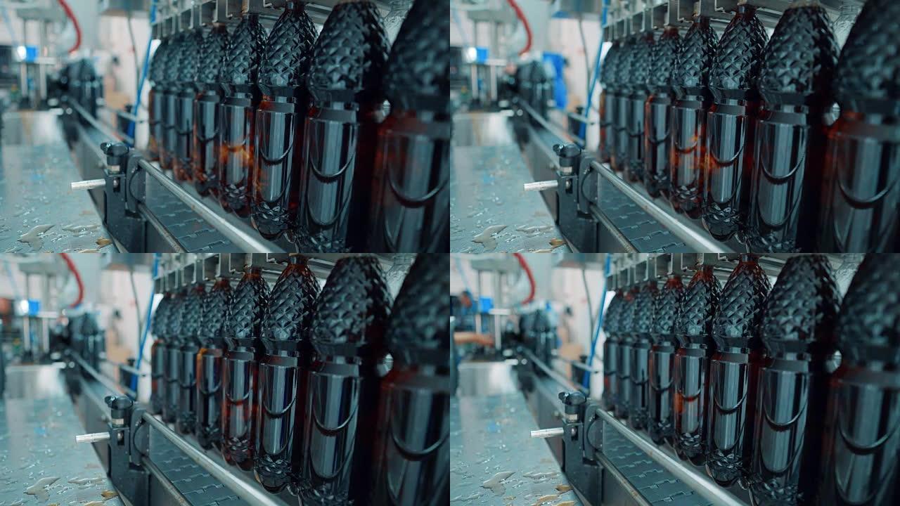 碳酸饮料生产线。瓶装水和苏打水在工厂通过输送机运输