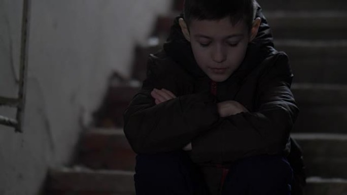 男孩独自坐在一间摇摇欲坠的旧房子里，感慨着这一事件，天气寒冷