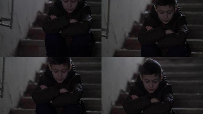 男孩独自坐在一间摇摇欲坠的旧房子里，感慨着这一事件，天气寒冷