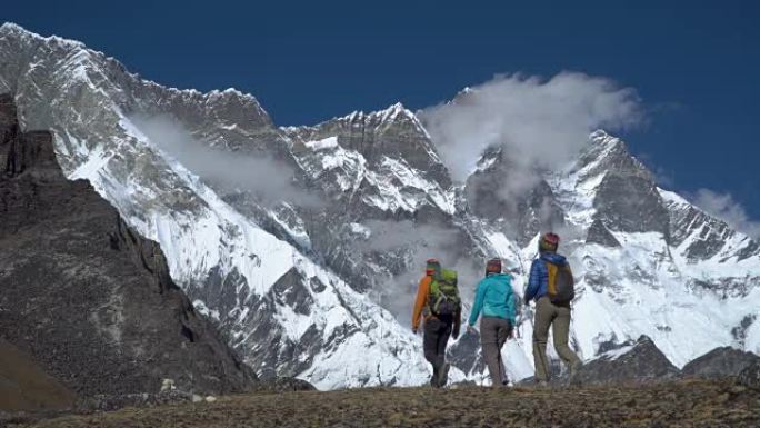 尼泊尔山区的游客