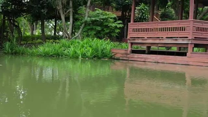 花园水边的传统泰国风格凉亭。公园池塘附近的泰国凉亭。