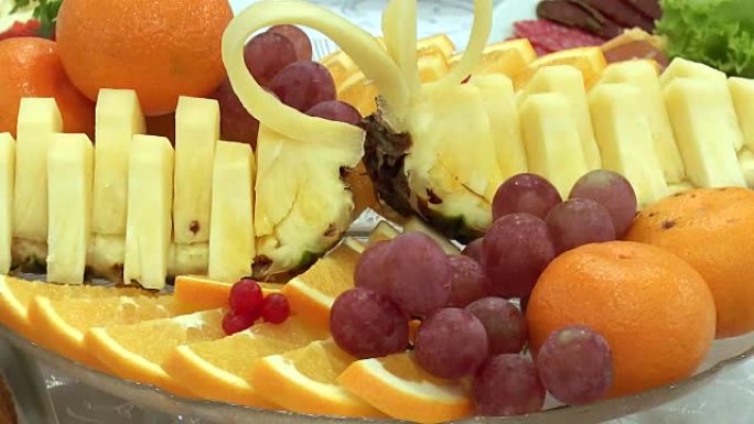 盘子上的新鲜水果甜点