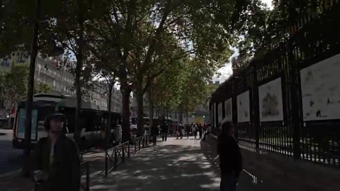 在法国巴黎繁忙的拥挤街道上行走的时光倒流