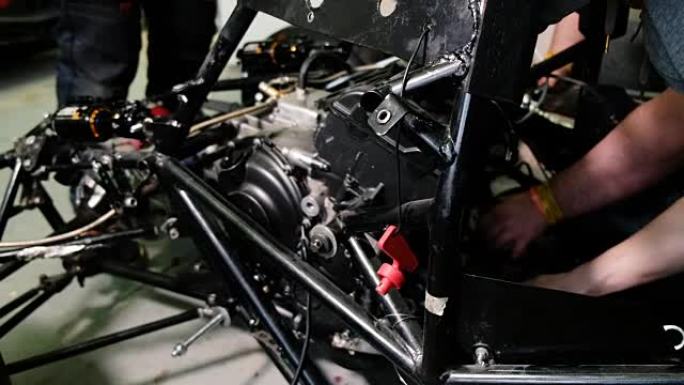 汽车机械师团队将内燃机从赛车中移除。