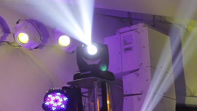 音乐会上的舞台灯带雾，控制台上的舞台灯，为音乐会舞台照明