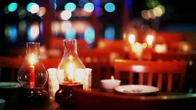 晚餐河游船上的浪漫烛光餐桌设置。