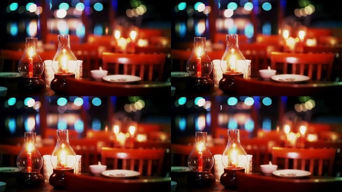 晚餐河游船上的浪漫烛光餐桌设置。