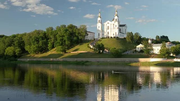 白俄罗斯维捷布斯克。阳光明媚的夏日，位于乌斯彭斯基山和德维纳河上的上城圣母升天大教堂教堂