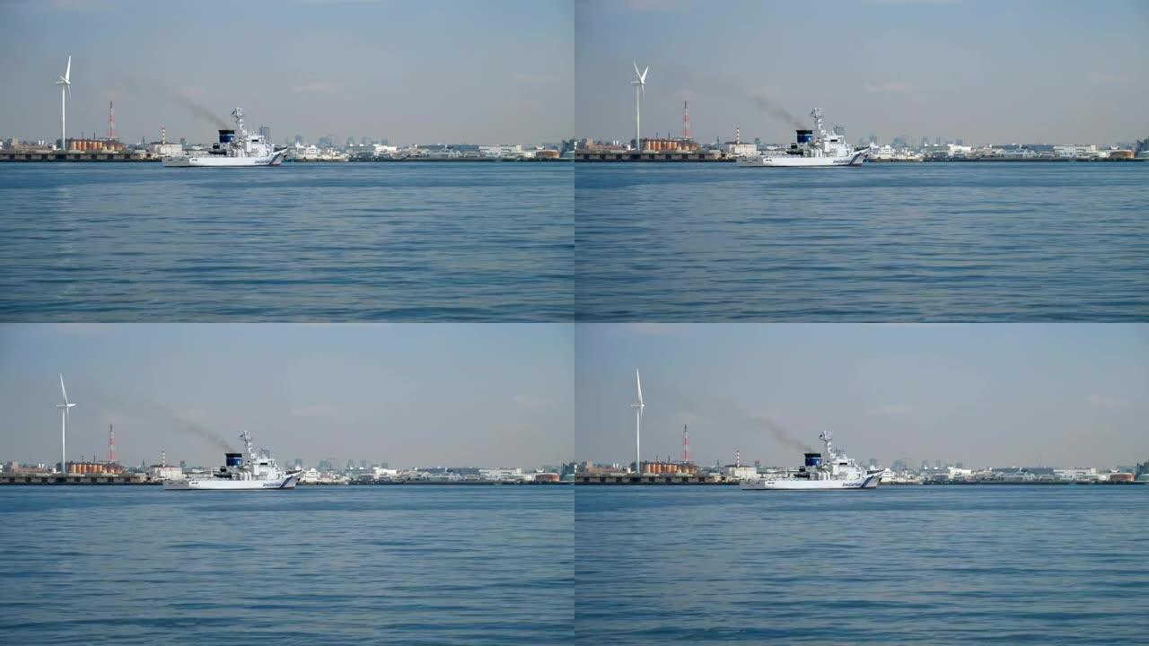 日本海上保安厅船在横滨港掉头