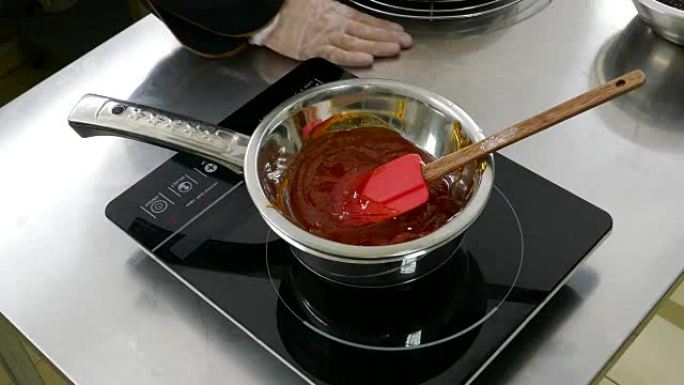 一个糖果商，等待水达到沸点，然后在碗上放一个馅料以使其融化