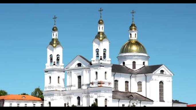 白俄罗斯维捷布斯克。夏天晚上，乌斯彭斯基山上城的圣母升天大教堂教堂关闭。缩放，缩小