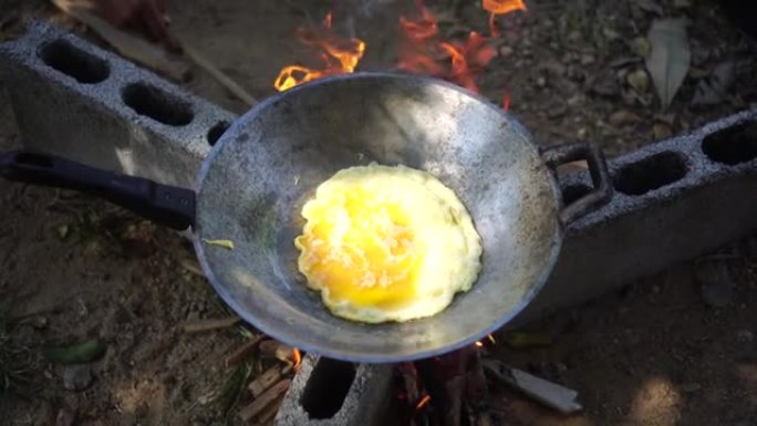 烹饪场景: 煎蛋煎蛋，用椰子油在煎锅中烹饪，4K