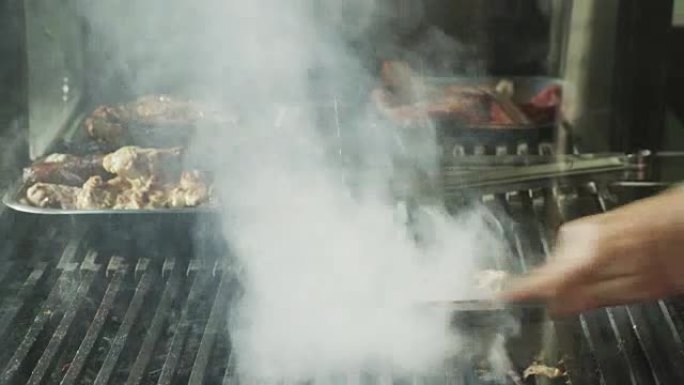 小烤架联合准备香肠、烤肉、木炭烧烤牛排。