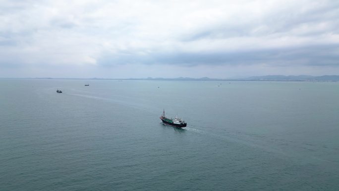电白架海海面行驶的渔船航拍素材