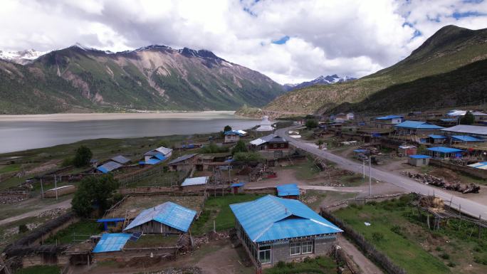 航拍西藏的湖面