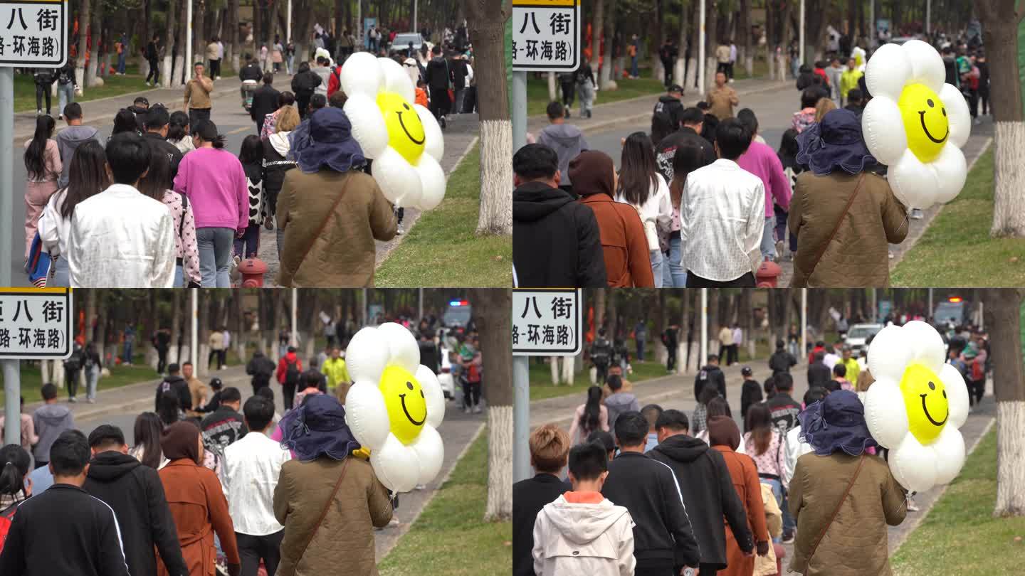 五一假日威海火炬八街的汹涌人流