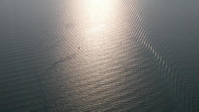 夕阳下的海洋波光粼粼